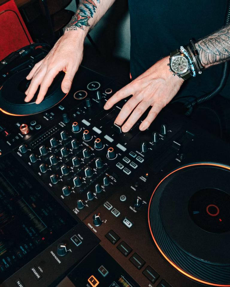 DJ